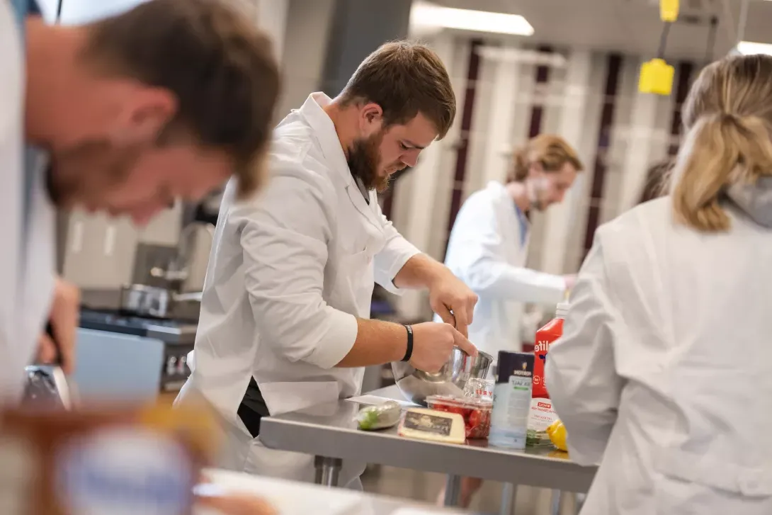 学生在营养学实验课上准备食物